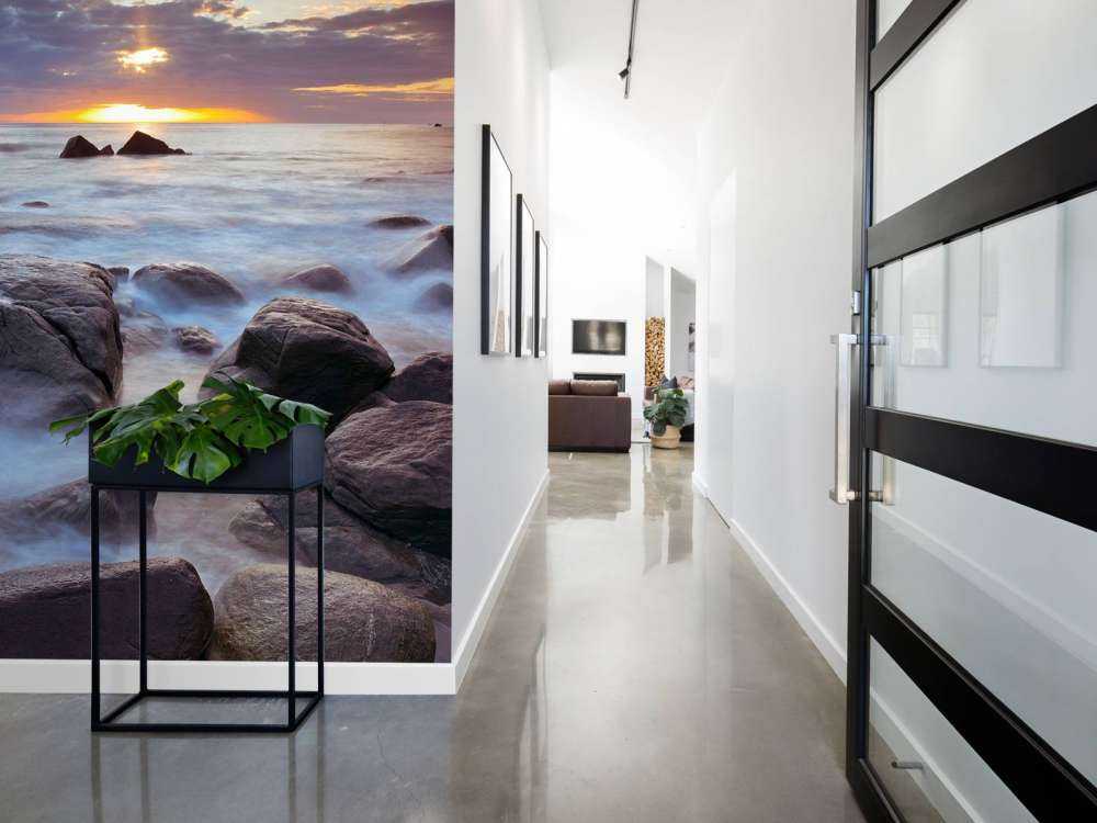 Zachód słońca nad skalistym wybrzeżem