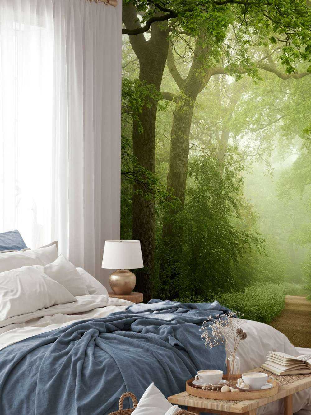 Leśna ścieżka we mgle