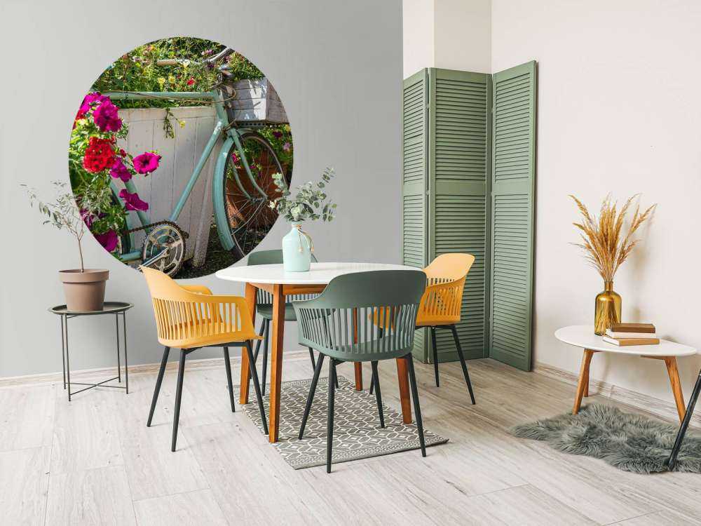 Stary rower z kwiatami