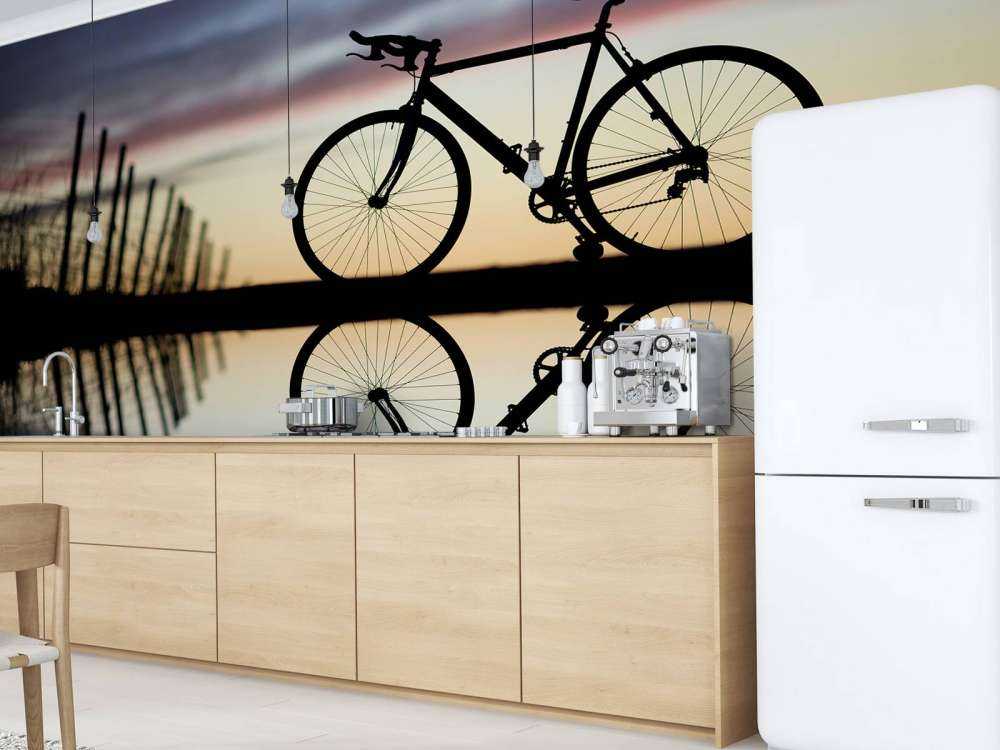 Rower wyścigowy przy zachodzie słońca