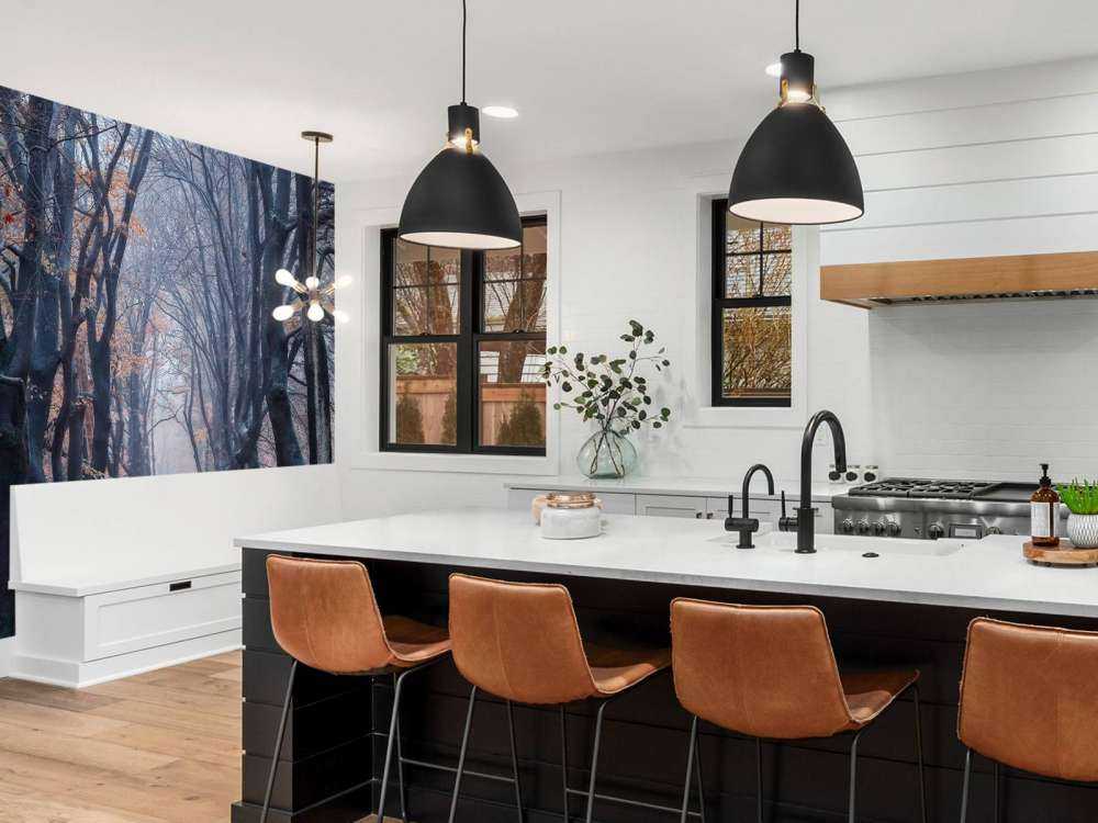 Leśna ścieżka z liśćmi