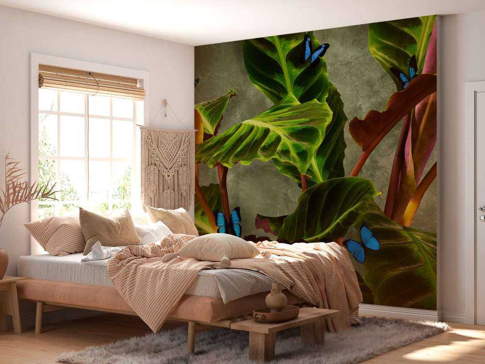 Zielona roślina z motylami