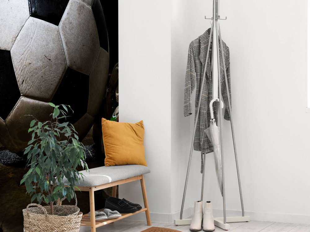 Piłka nożna pomiędzy dwoma trampkami