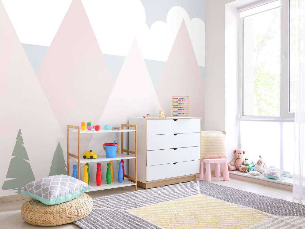 Różowe góry z sosnami