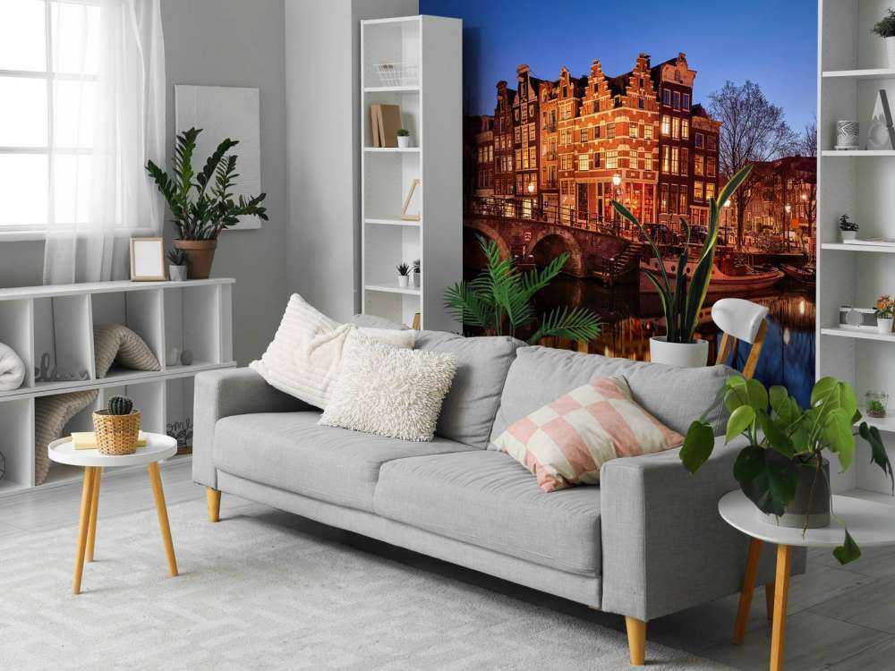 Oświetlone domy wzdłuż kanału