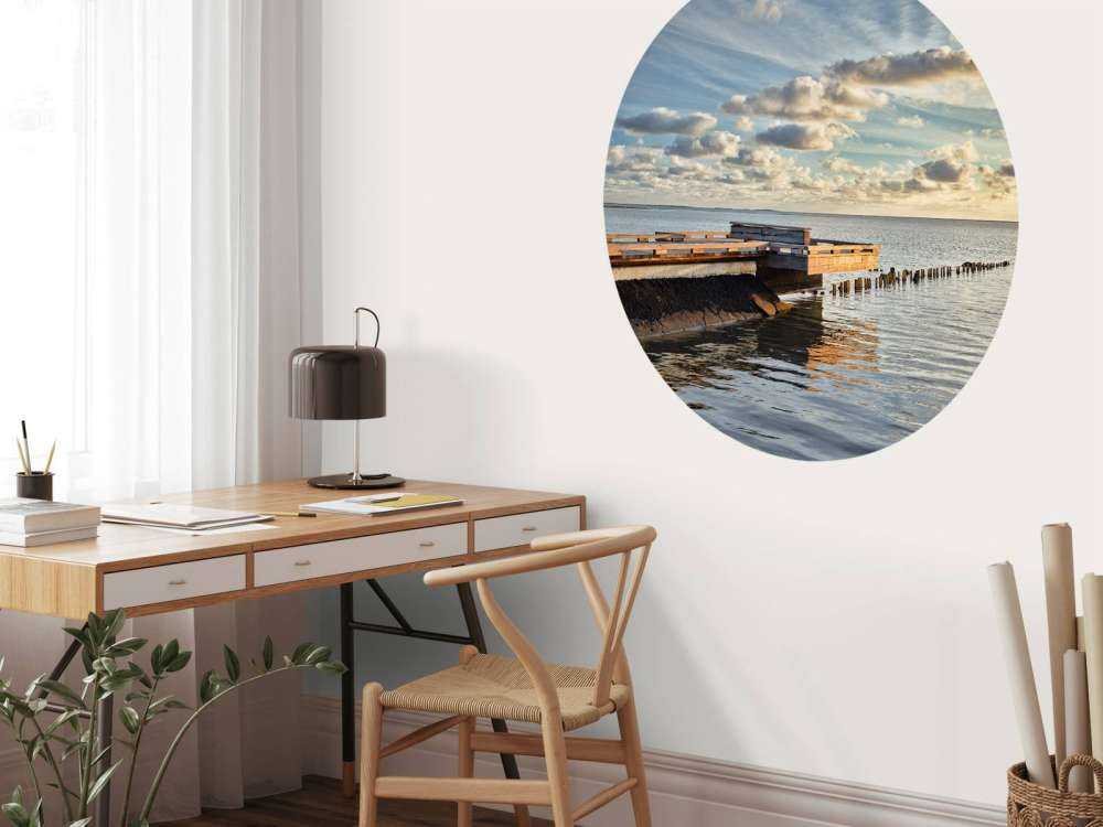 Nabrzeże z pięknymi chmurami