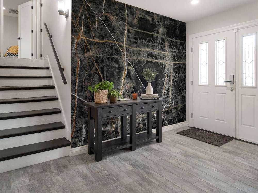 Ciemny marmur z liniami w kolorze miedzi