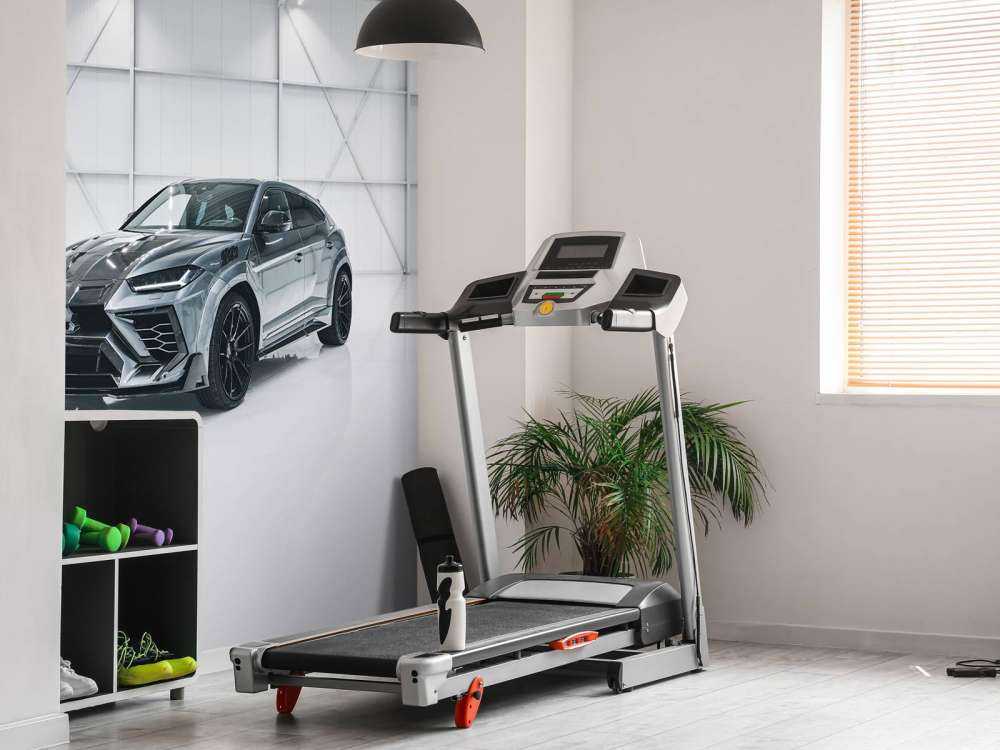 Lamborghini w białej hali