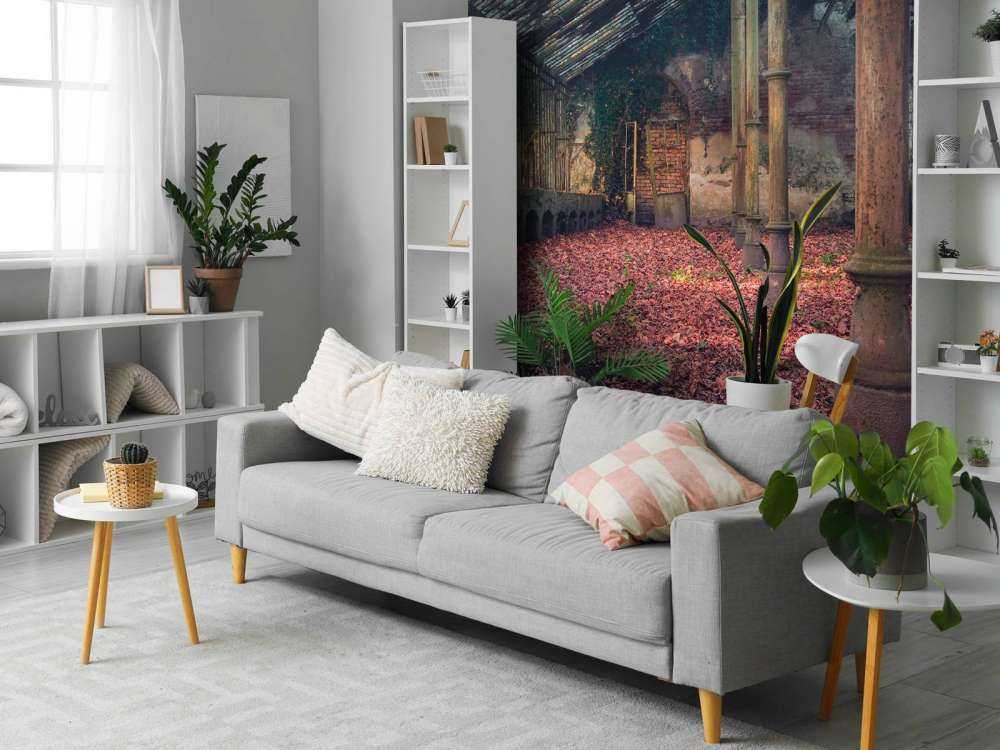 Opuszczony dom z liśćmi