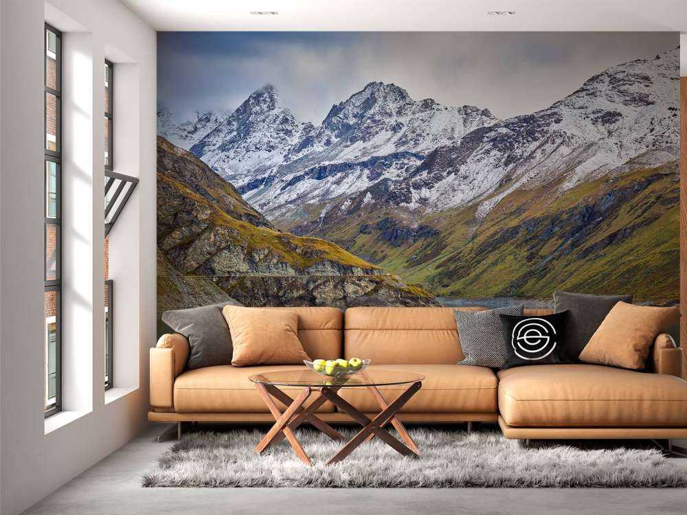 Szczyty górskie pokryte śniegiem w pobliżu górskiego jeziora