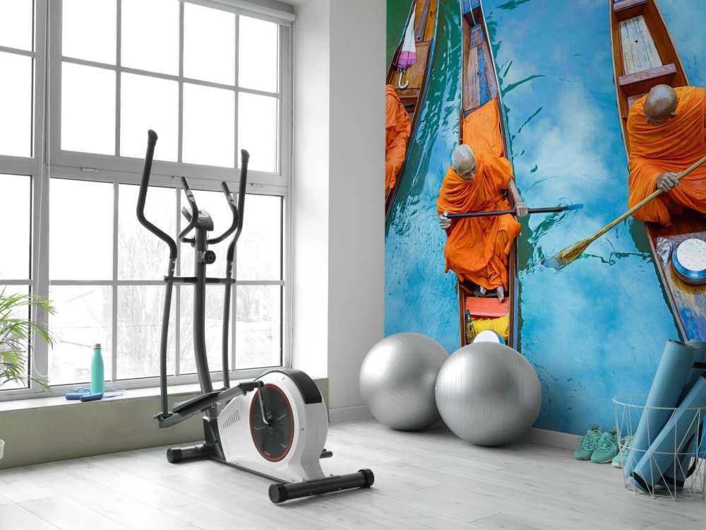 Mnich w drewnianej łodzi