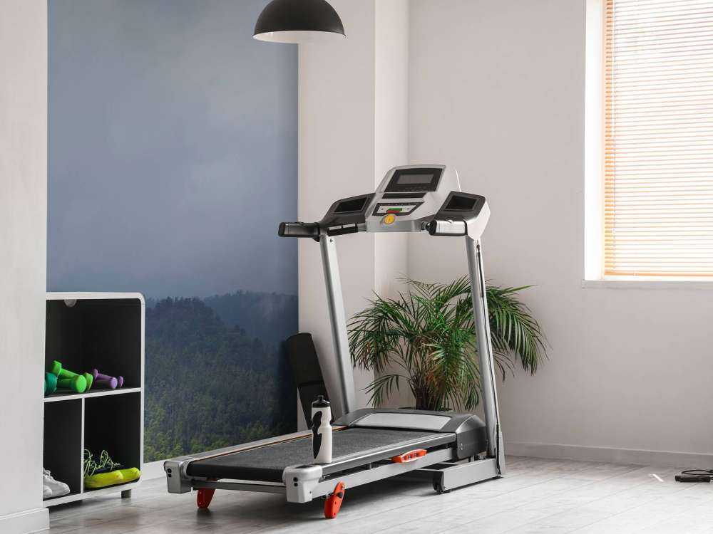 Chmury nad drzewami w górach