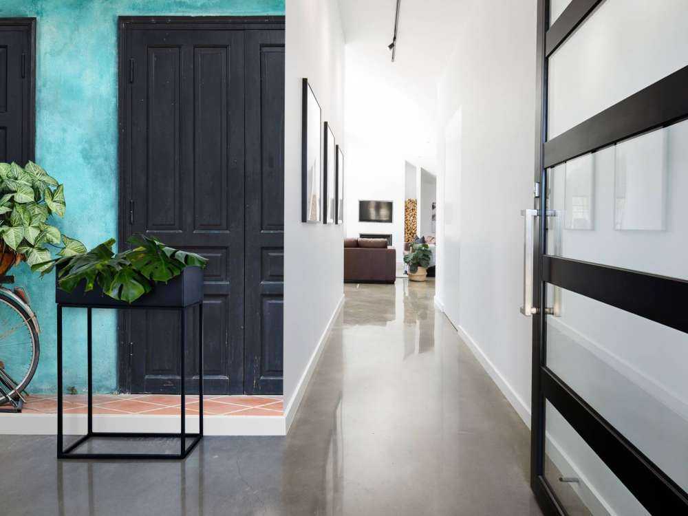 Stary rower w pobliżu domu