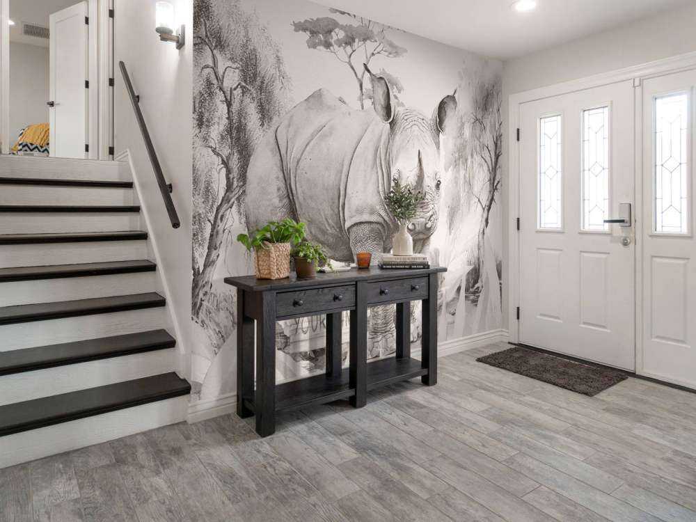 Mały nosorożec na sawannie beżowy