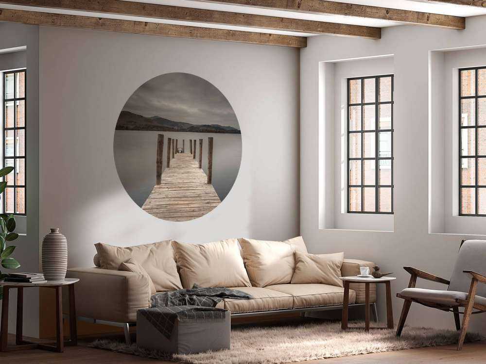 Nabrzeże na spokojnym jeziorze