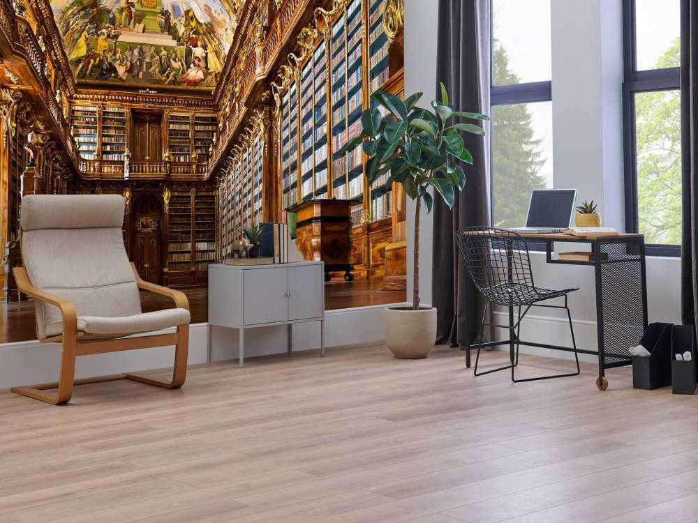 Historyczna biblioteka w ciepłym drewnie