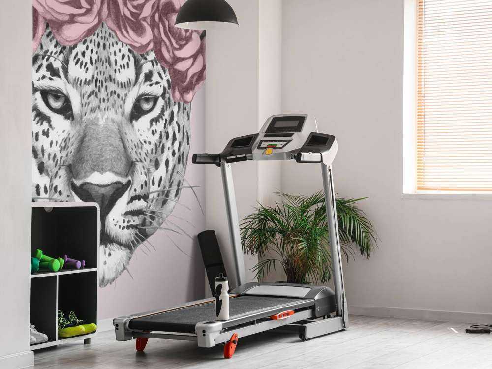 Lampart z różowymi kwiatami