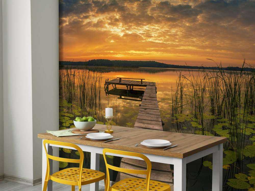 Wschód słońca nad jeziorem