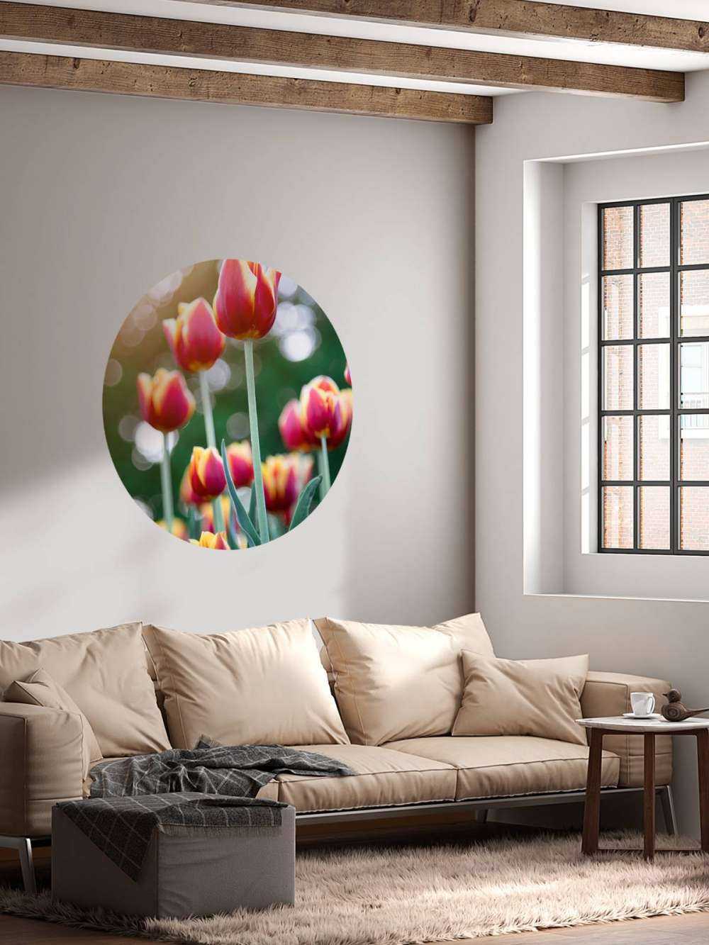 Czerwony z żółtymi tulipanami