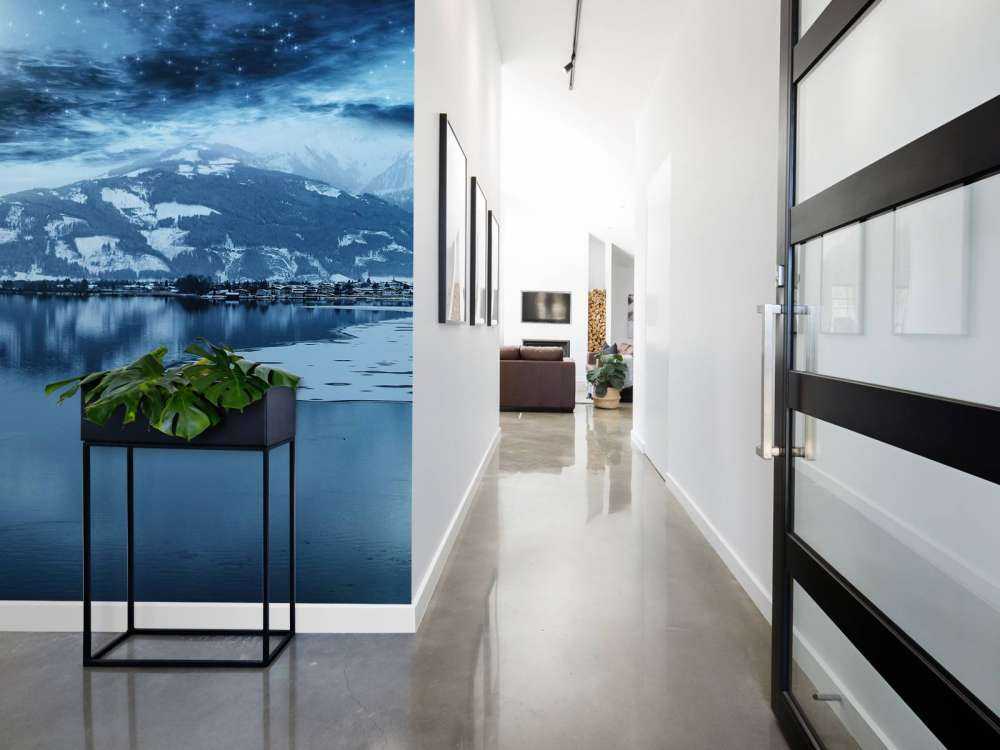 Zamrożone jezioro w nocy