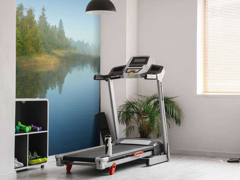 Drewniane rusztowania w lesie