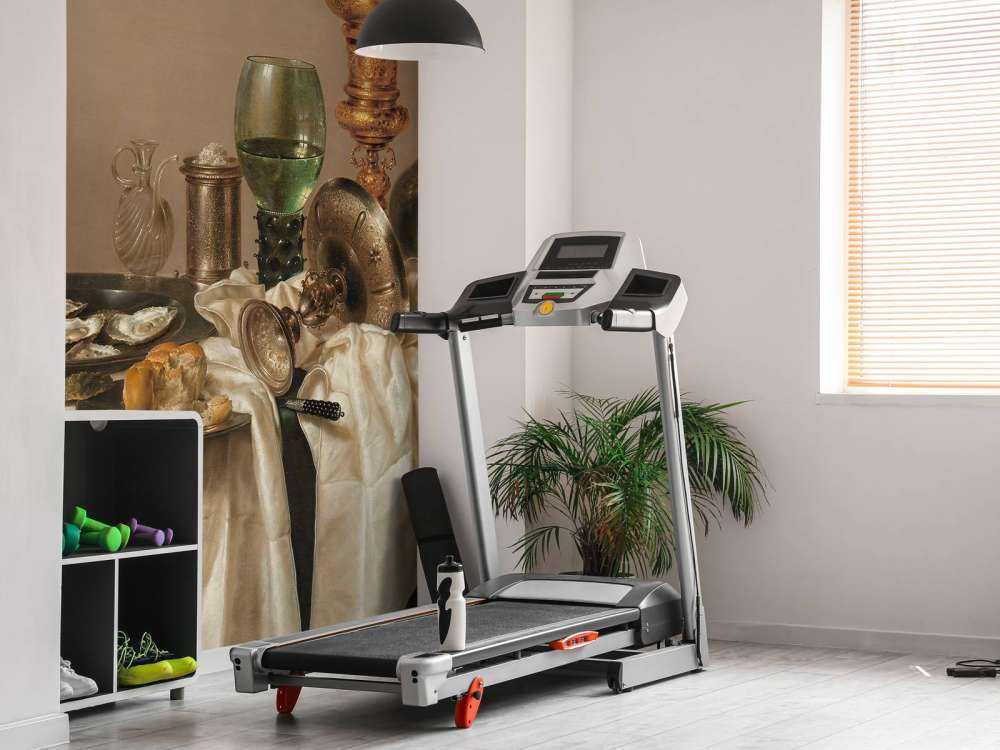 Martwa natura z pozłacanym kieliszkiem