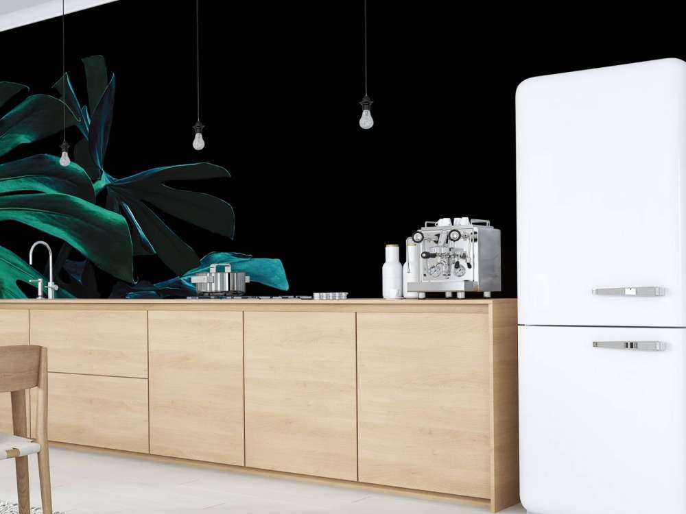 Liście tropikalne na czarnym tle