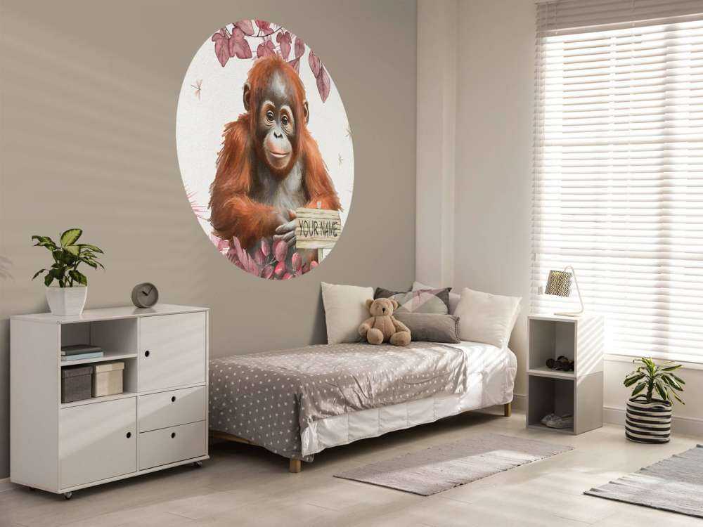 Młody orangutan w dżungli różowy