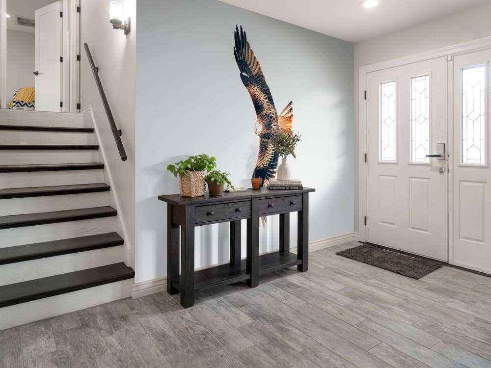 Czerwony latawiec z rozpostartymi skrzydłami