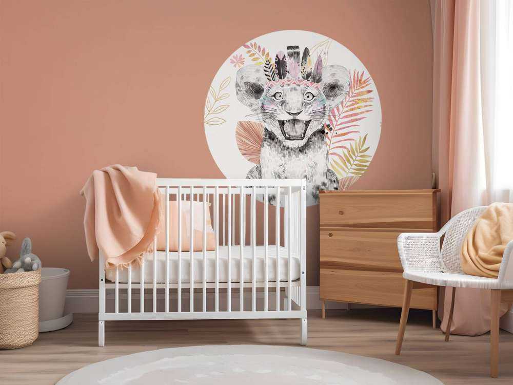 Mała lwica z koralowym różem i złotymi liśćmi