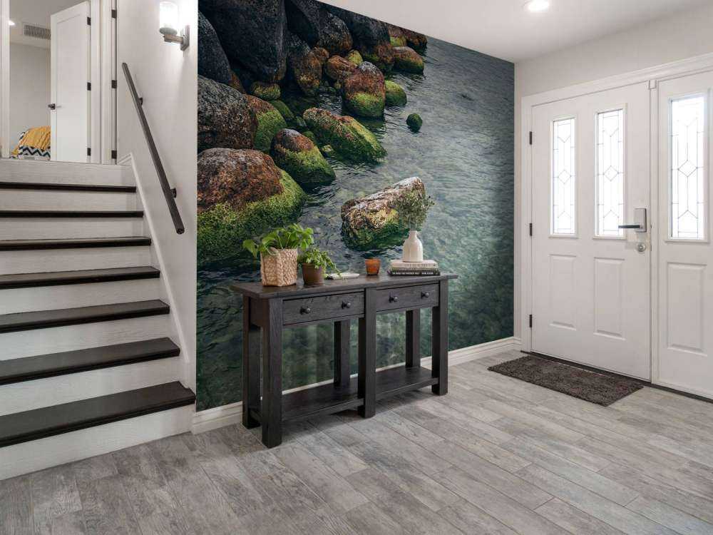 Skały nad górskim jeziorem