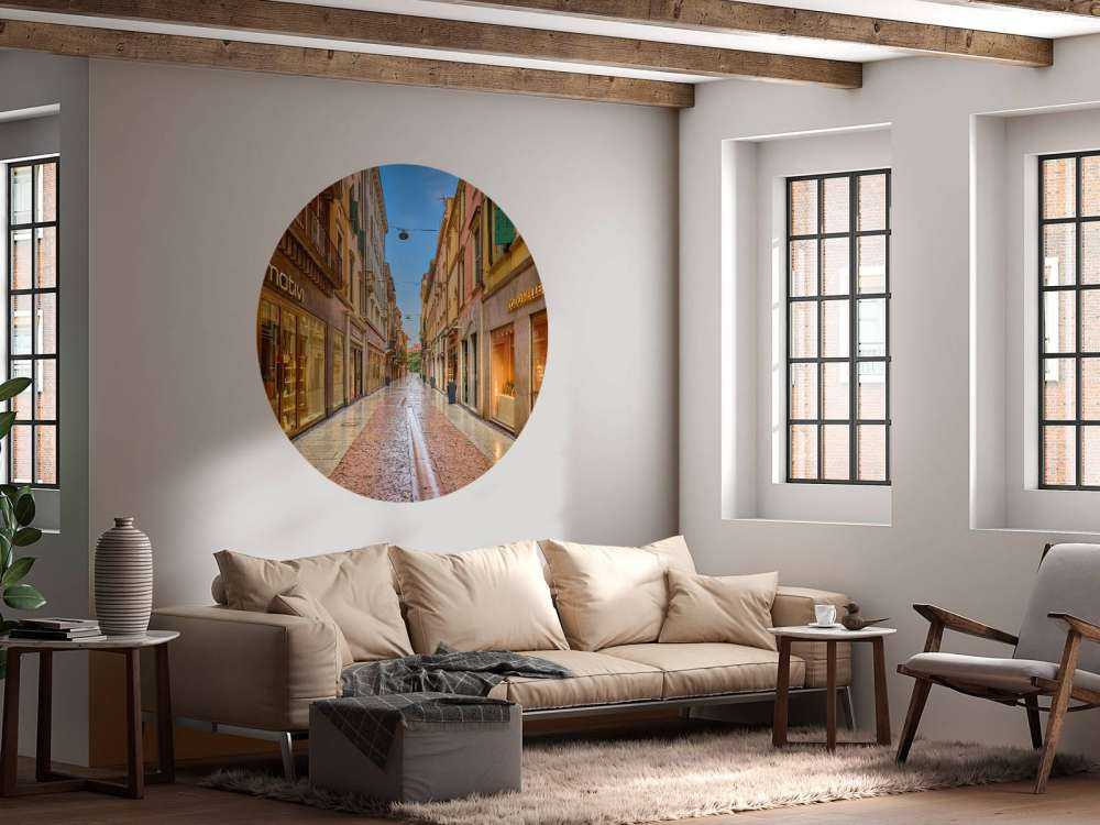 Ulica handlowa wczesnym rankiem