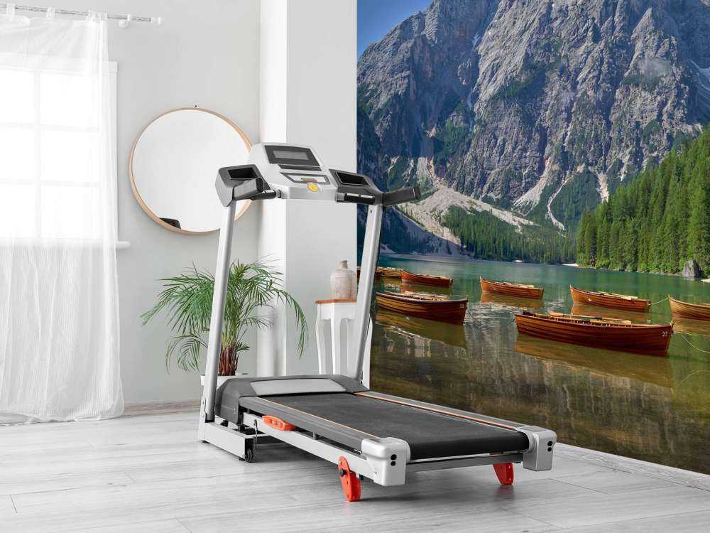 Drewniane łodzie na górskim jeziorze