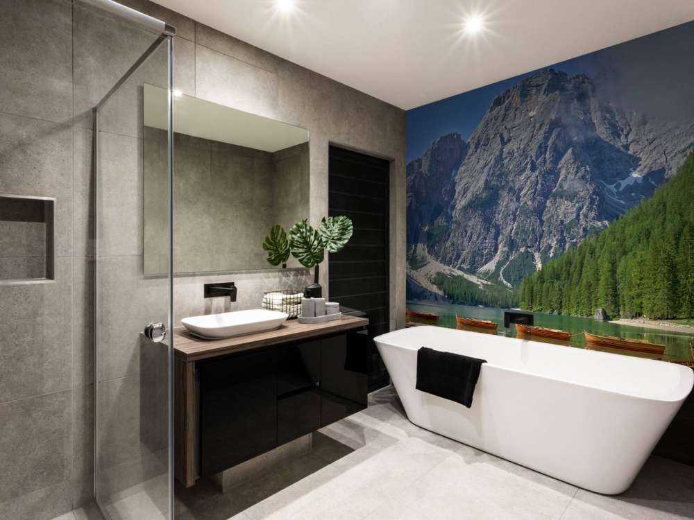 Drewniane łodzie na górskim jeziorze