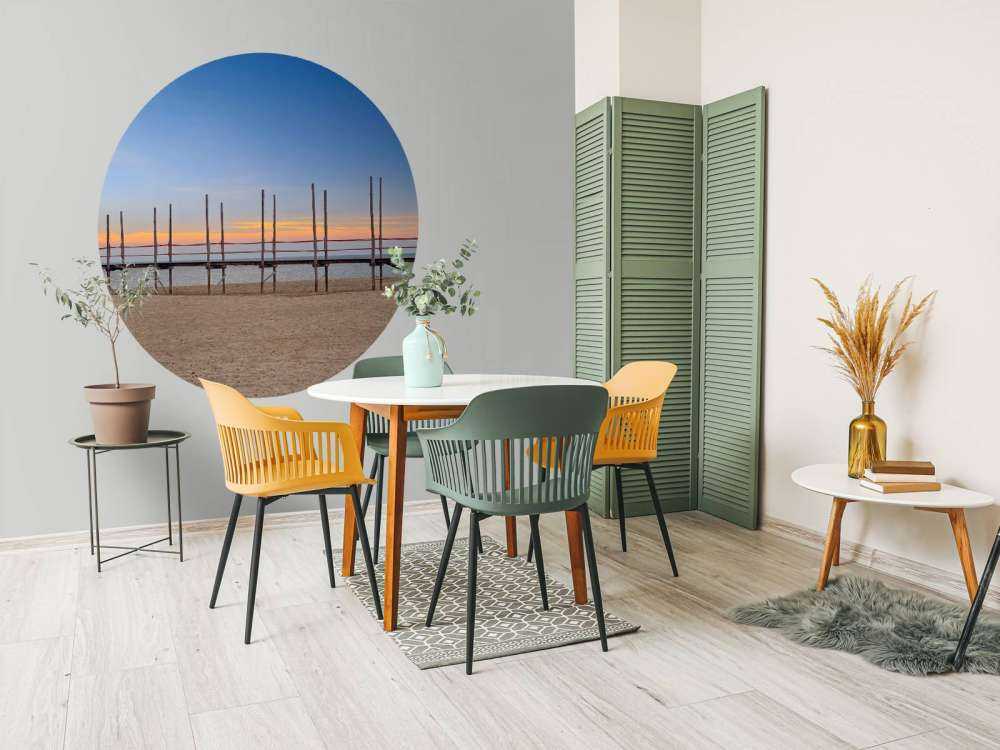 Długie molo z drewnianymi słupkami