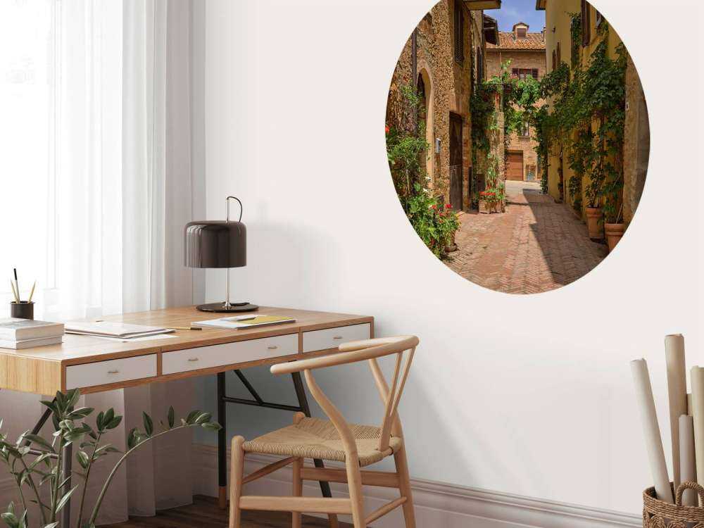 Włoska ulica z roślinami