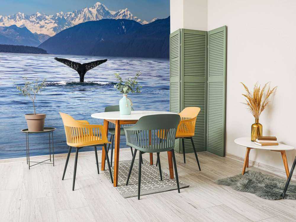 Nurkowanie wieloryba z górami w tle