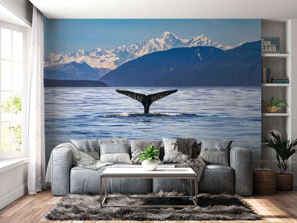 Nurkowanie wieloryba z górami w tle