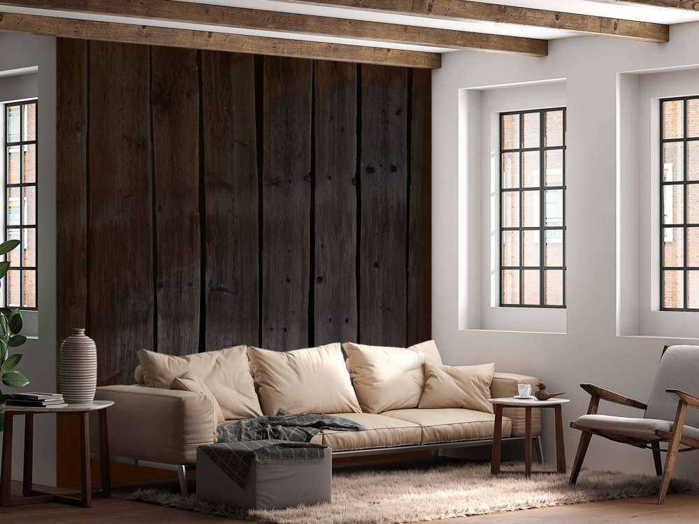 Światło pada na ciemne drewno