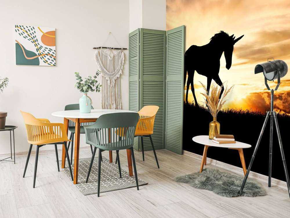 Sylwetka jednorożca przy zachodzie słońca