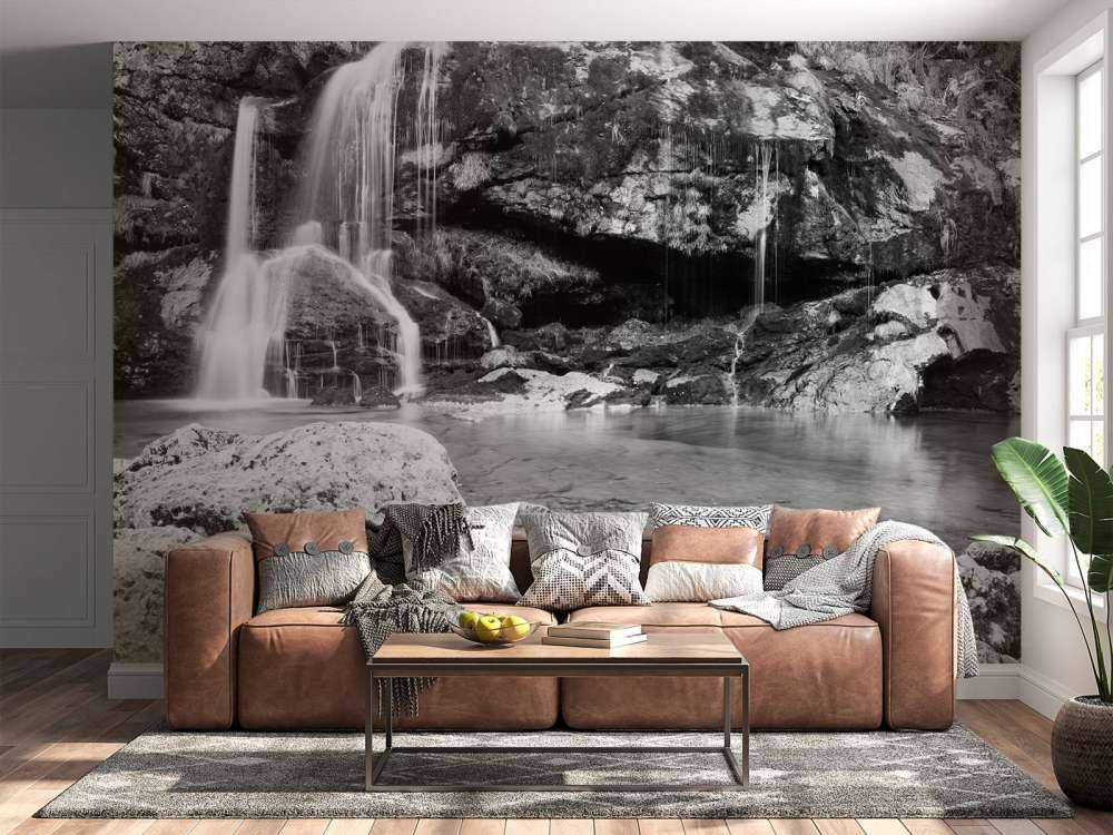 Wodospad nad kamiennym murem. 