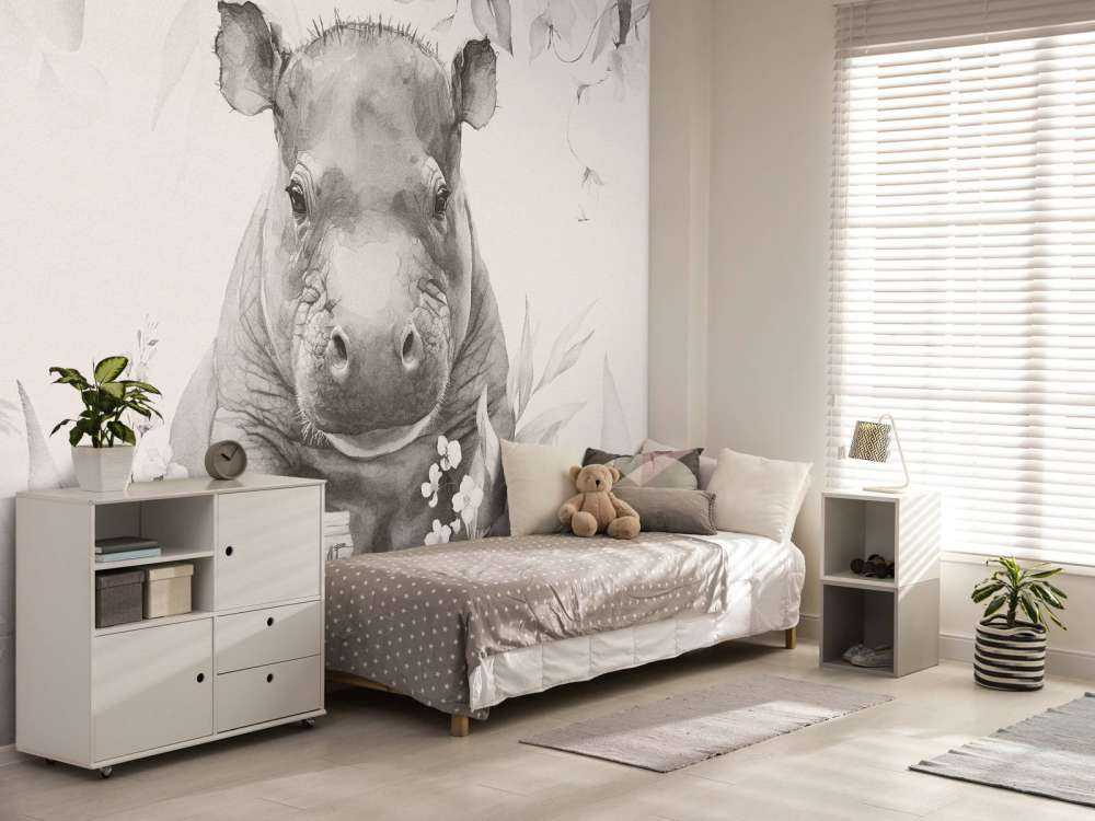 Mały hipopotam w beżowej dżungli