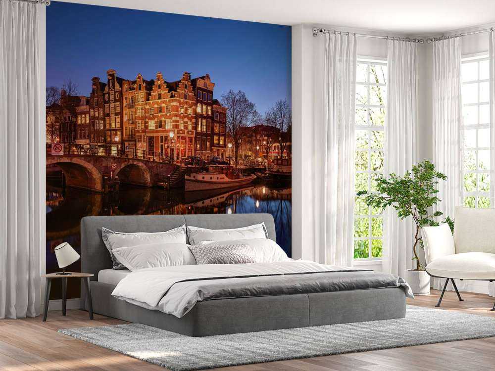 Oświetlone domy wzdłuż kanału