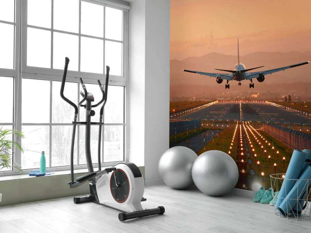 Samolot do lądowania w wieczornym słońcu