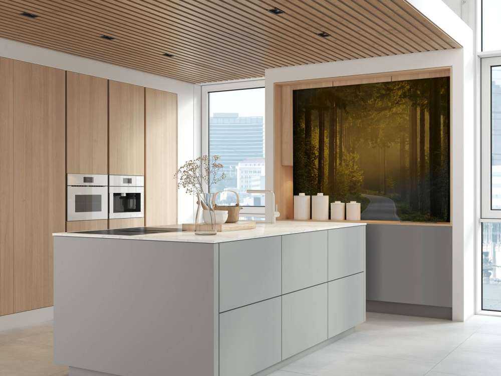 Wschód słońca w drodze przez las