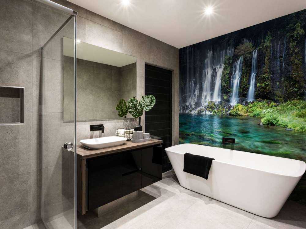 Panorama wodospadu z turkusową, błękitną wodą