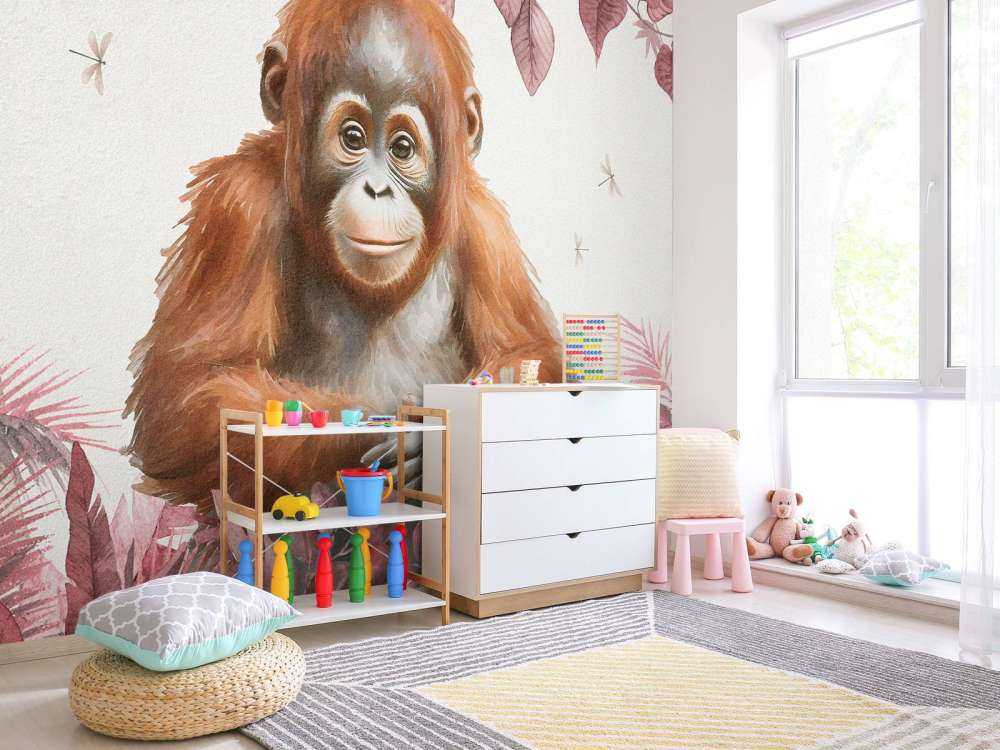 Młody orangutan w dżungli różowy