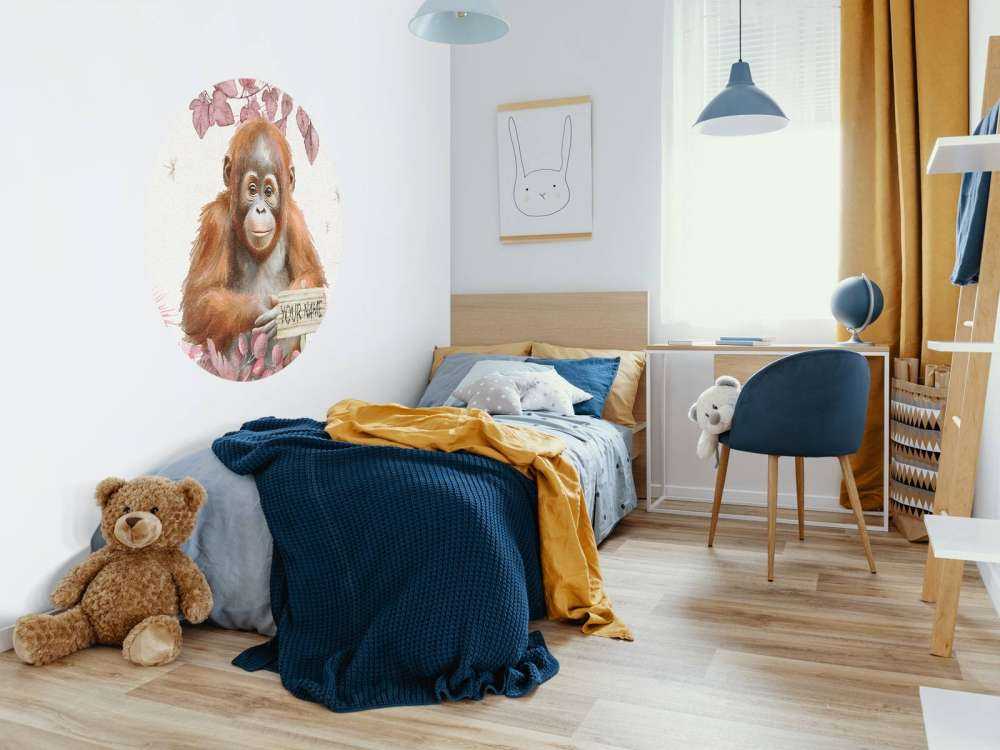 Młody orangutan w dżungli różowy