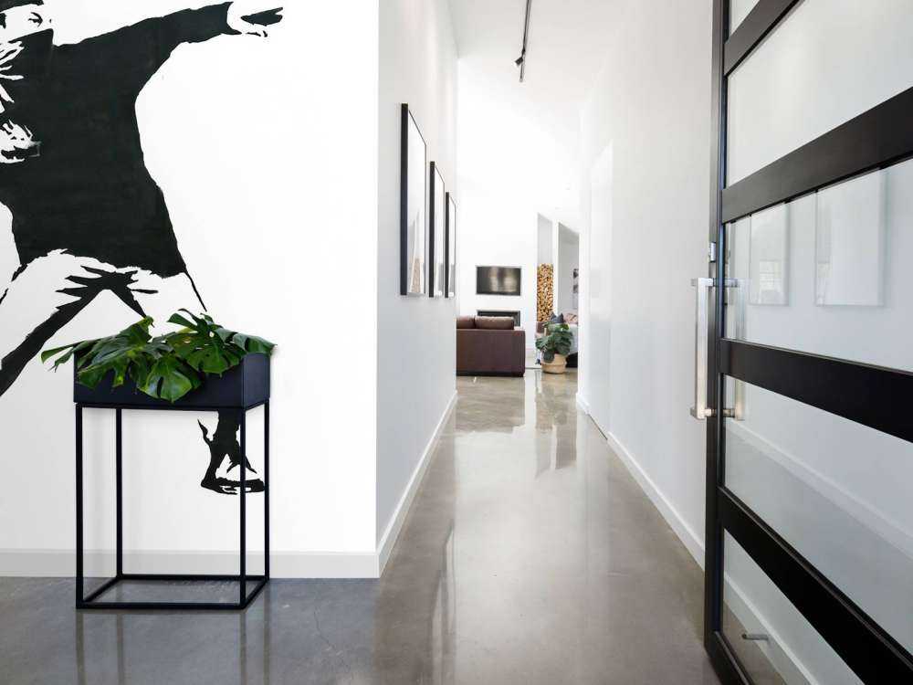 Banksy - Flower thrower