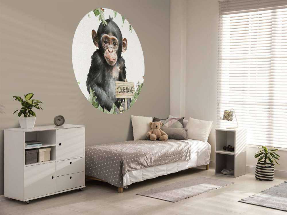 Mały szympans w dżungli